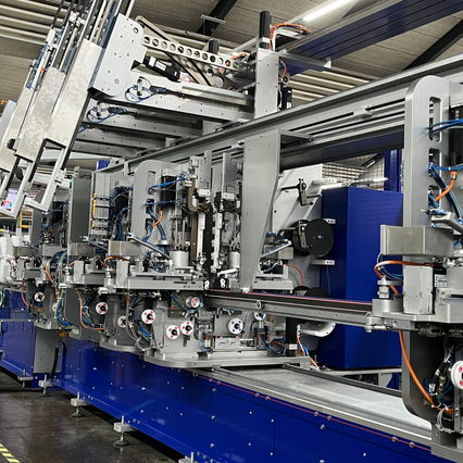 Vollelektrische Einschiessanlage für Lamellenstoren-Produktion Vollelektrische Einschiessanlage für Lamellenstoren-Produktion